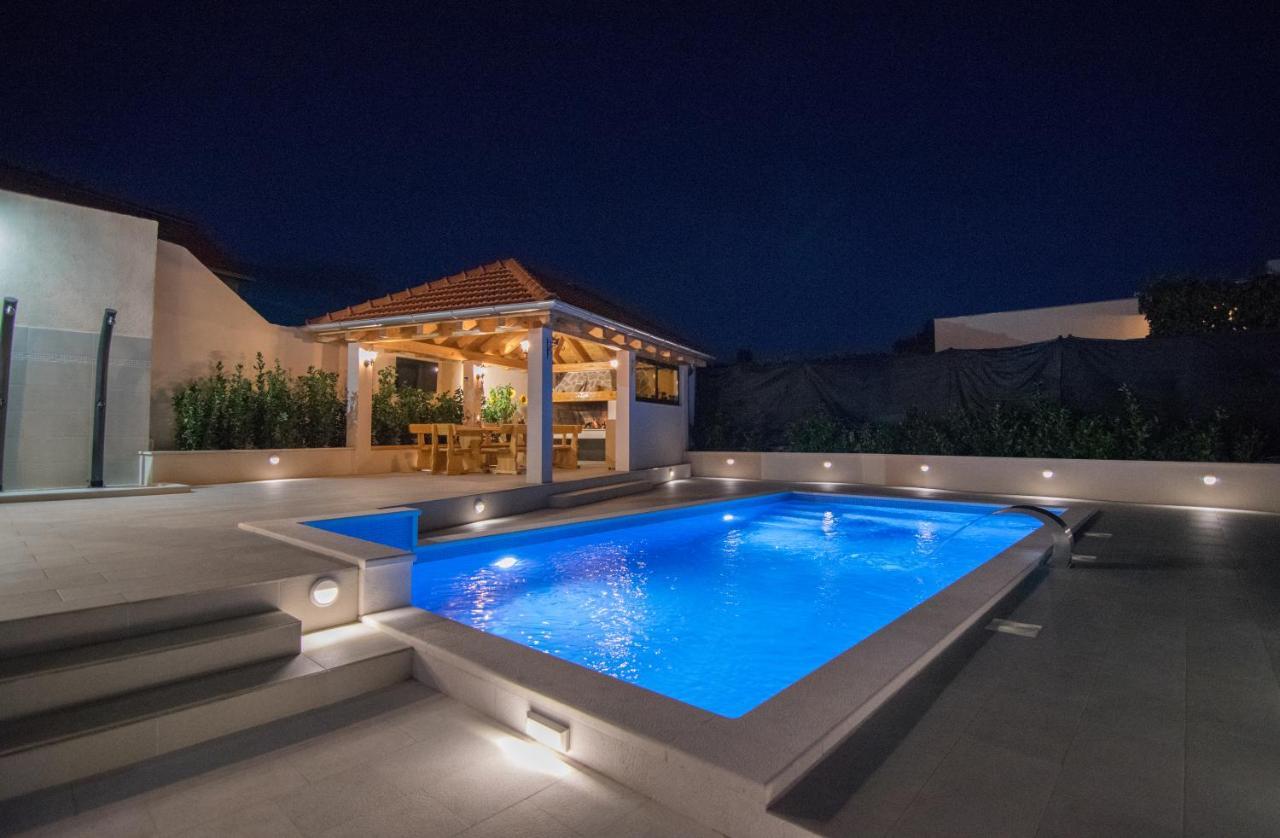 Villa Milena With Heated Pool And Jacuzzi Kostanje Eksteriør billede