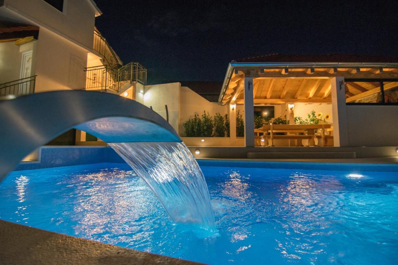 Villa Milena With Heated Pool And Jacuzzi Kostanje Eksteriør billede